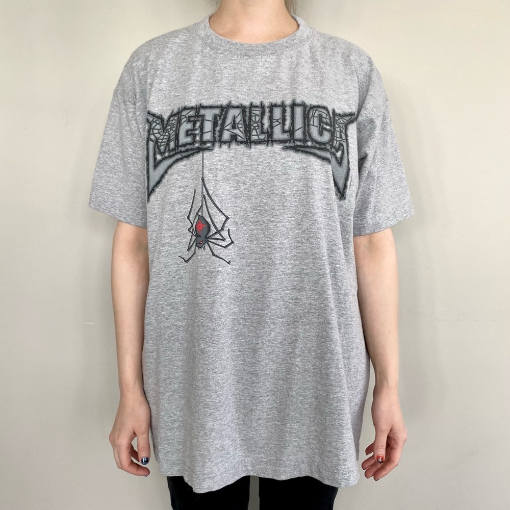 Vintage Y2K Metallica Artimonde black widow spider graphic t-shirt. 🩶